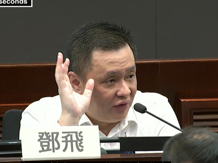 立法會議員鄧飛提問,在哪些情況下,教師可能取得教師註冊、但未能取得執業證書。立法會影片截圖 立法會議員鄧飛提問,在哪些情況下,教師可能取得教師註冊、但未能取得執業證書。立法會影片截圖