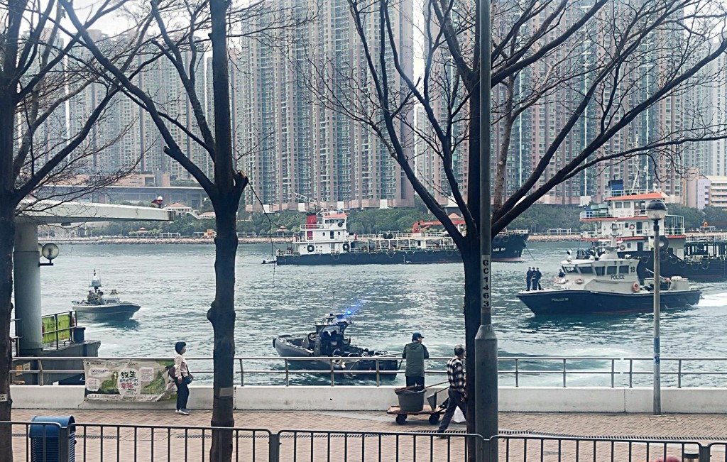 大批水警及消防船到場。網圖