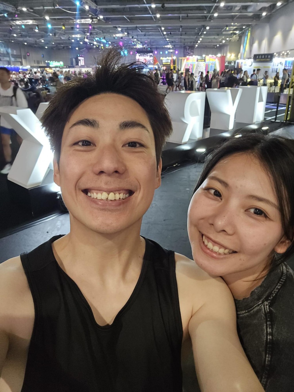麥兆恒私下與朋友聚會留影。 麥兆恒私下與朋友聚會留影。