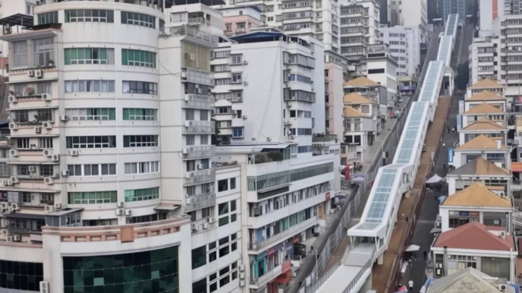 重慶巫山神女大扶梯全長達905米，垂直提升242米如80層樓高。小紅書＠瞰西南