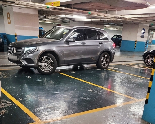 有網民指在一個商場的停車場內，發現有私家車打橫泊在3個車位前。「將軍澳主場」Facebook圖片