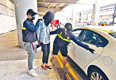 ■海關破獲奶粉盒藏毒案，拘捕涉嫌有關青年。