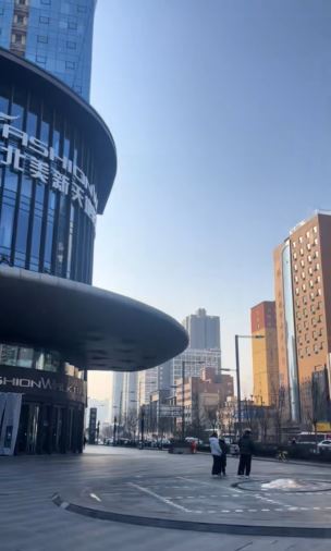 山西有商場因網民惡搞，急急把馬年雕塑換造型。小紅書