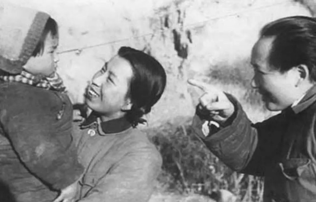毛澤東、江青和李訥。