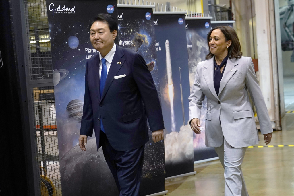 尹锡悦访美由美国副总统贺锦丽陪同参观了太空总署。美联社