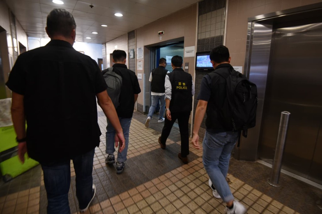 重案組探員往臺日電梯柴灣辦公室蒐證。