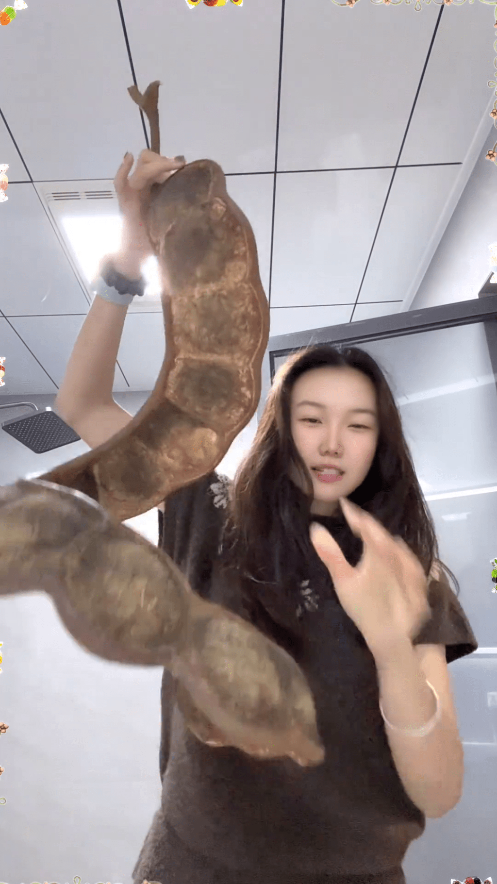 女子¥64購1米長巨豆莢，雲南搭機回大連成焦點。