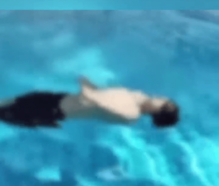 游泳教練在水中晃動身體。