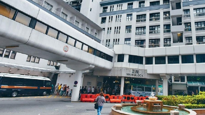 女事主由救護車送往瑪麗醫院治理。資料圖片