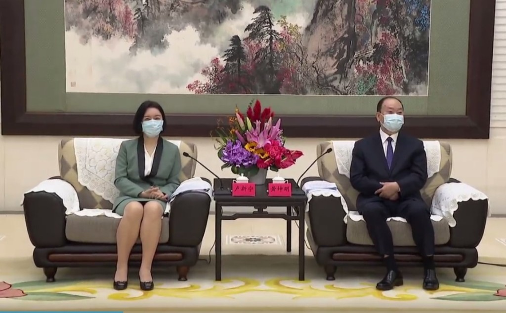 盧新寧(左)期待以今次訪問為契機,進一步增進粵港傳媒界相互瞭解。