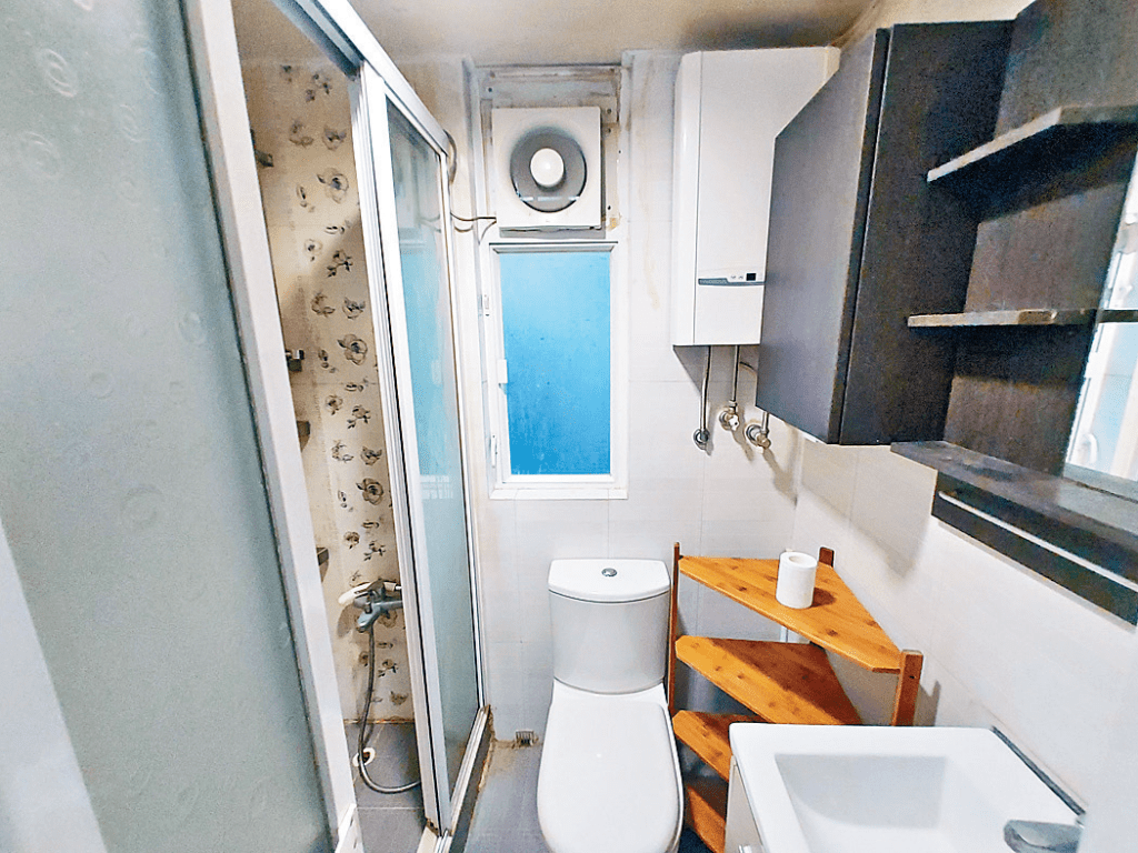 浴室為明廁，可避免潮濕問題。