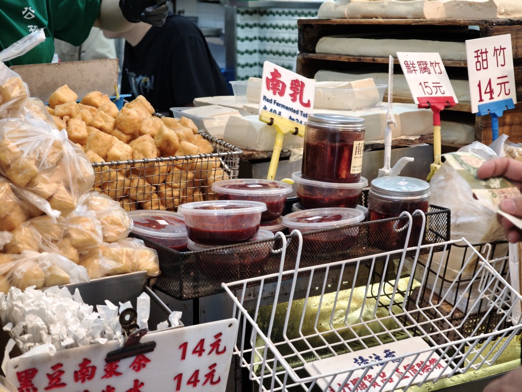 現場所見,涉事的「玫瑰腐乳」產品已下架,並無再售賣。 現場所見,涉事的「玫瑰腐乳」產品已下架,並無再售賣。