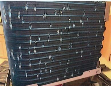 東港城的管理處貼出告示，指第三座一中層單位的冷氣機，其背面滿佈BB彈孔痕跡。fb「將軍澳主場」Yvonne Cheng圖片