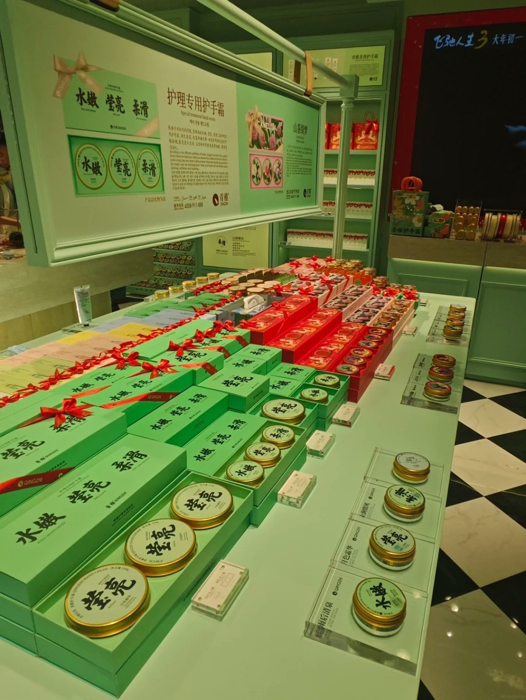 網民熱烈討論護手霜、冰箱貼及文創雪糕等景區冤種三件套。小紅書