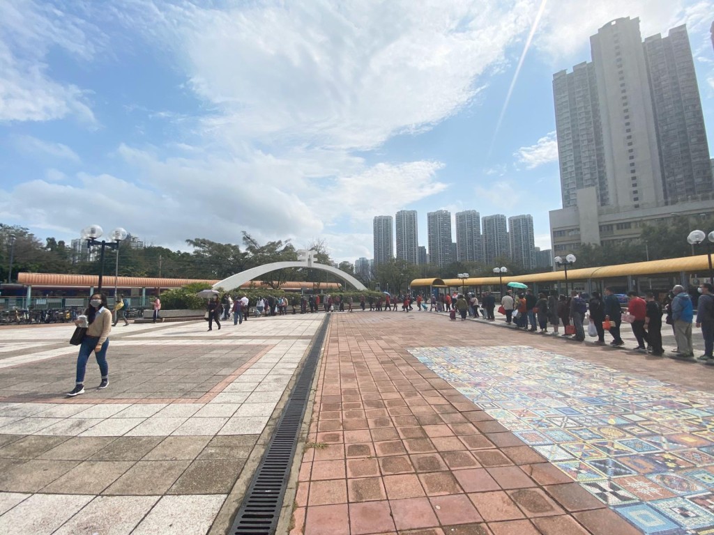 長者排隊拎口罩好有秩序。