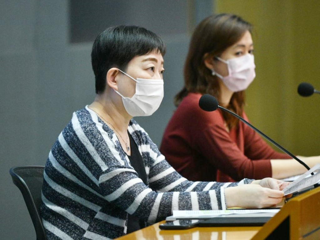 張竹君(左)公布,一名來自菲律賓的外傭及一名民政署司機初步確診。