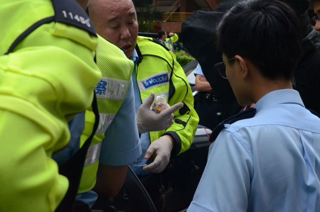 警方車上檢吸毒工具。
