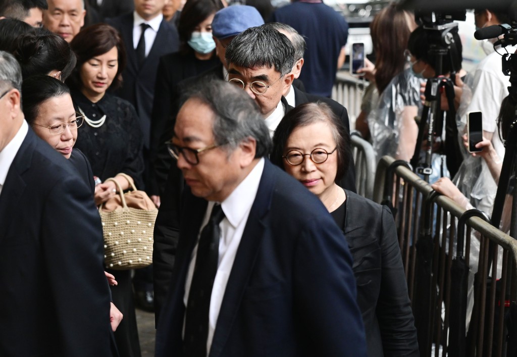 前食物及衞生局局長陳肇始(右)。劉駿軒攝 前食物及衞生局局長陳肇始(右)。劉駿軒攝