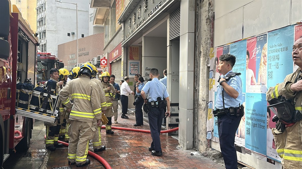 消防員拖喉救火。