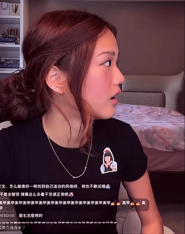 張思捷藏好疑似電子煙後，再繼續與粉絲互動。