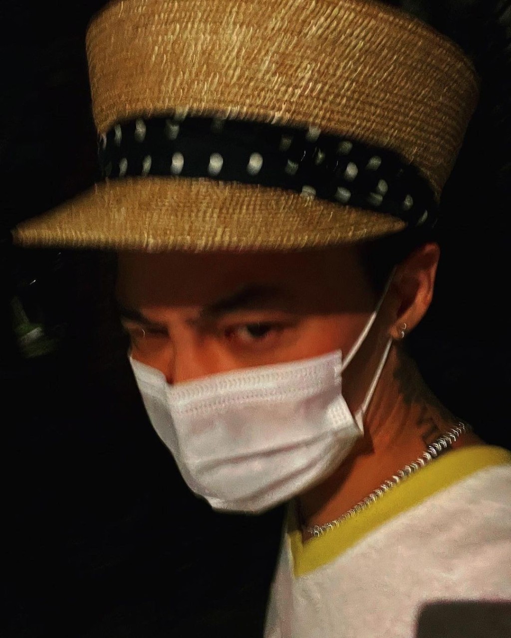 GD戴草帽自拍。