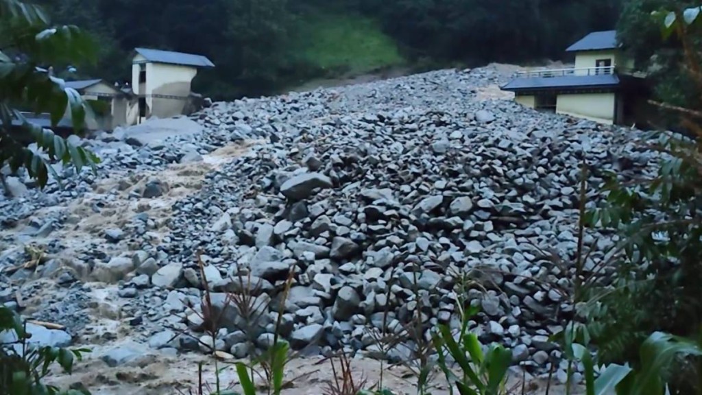 雲南怒江山泥傾瀉最少造成1死。央視