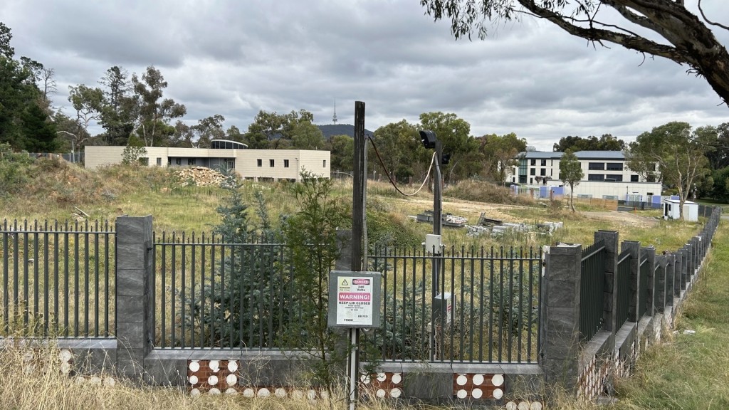 左邊一座棄置建築物座落於俄羅斯擬建新大使館的土地上,右邊建築是中國大使館的一部分。此地鄰近澳洲國會大廈。 美聯社