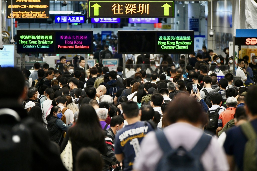 深圳市人民政府口岸辦公室官方微信「深圳口岸發布」近日發文,預測出入境雙向客流最高峰的日子,單日預計出境人次更高達98.38萬。(資料圖片) 深圳市人民政府口岸辦公室官方微信「深圳口岸發布」近日發文,預測出入境雙向客流最高峰的日子,單日預計出境人次更高達98.38萬。(資料圖片)