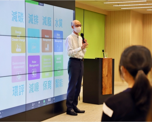 環境局局長黃錦星向「綠色就業計劃」大專畢業生資助項目的參加者講解環保政策及措施。政府圖片