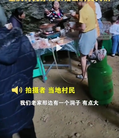 從影片可見，大批村民以煤氣罐煮火鍋，當局認為具危險性已即時封閉山洞。（影片截圖）