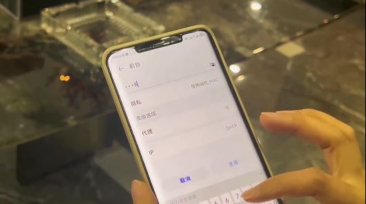 女事主澄清，舊公司也使用相同的WiFi名稱及密碼，才出現自動連接情況。抖音＠重慶天天360