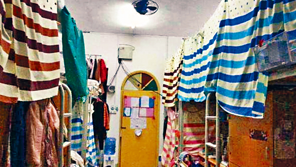 内地学生通常为宿舍床位挂上布帘。