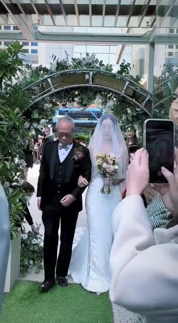 新娘子Vanilla蹺實爸爸進入婚禮現場。