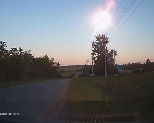 小行星坠落地球，俄罗斯天空惊见爆炸一刻。（网图）