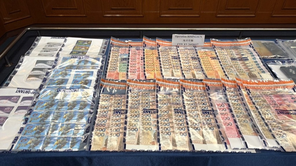 警方檢獲逾26萬元現金。 警方檢獲逾26萬元現金。