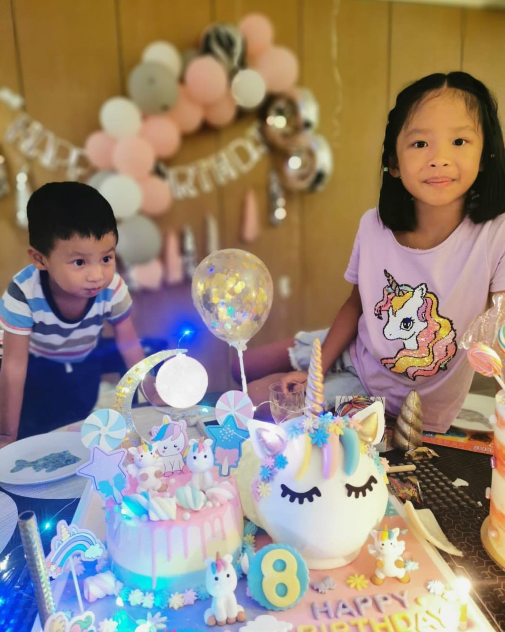 大女翁容8歲生日,一家人替她舉行生日會。