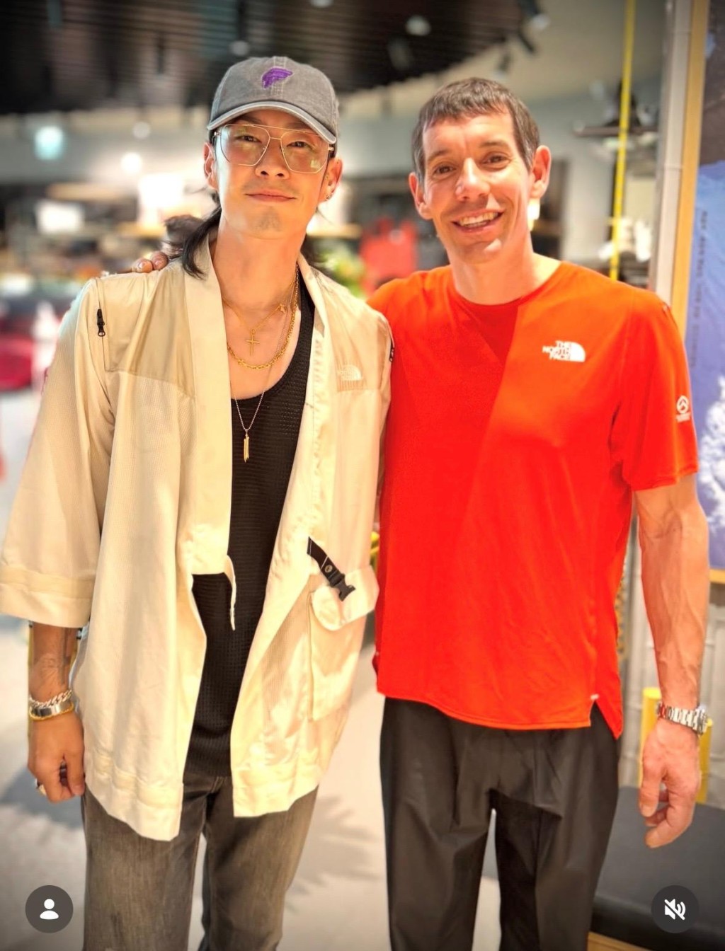 吳建豪同美國傳奇無繩索攀岩家Alex Honnold合照。 吳建豪同美國傳奇無繩索攀岩家Alex Honnold合照。