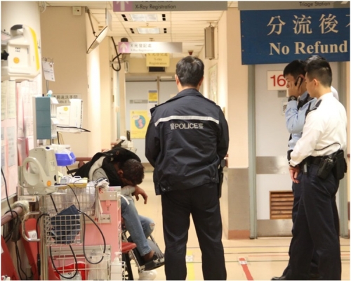 捱打的事主(左)受傷送院治理。