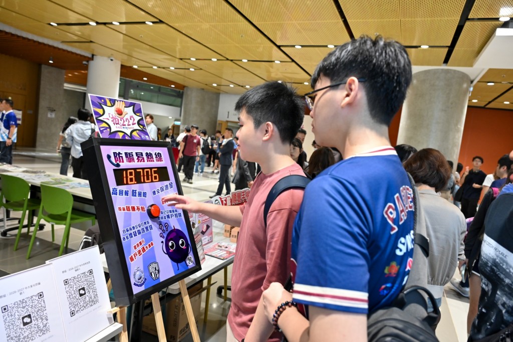 新生熱情投入防騙遊戲。 新生熱情投入防騙遊戲。