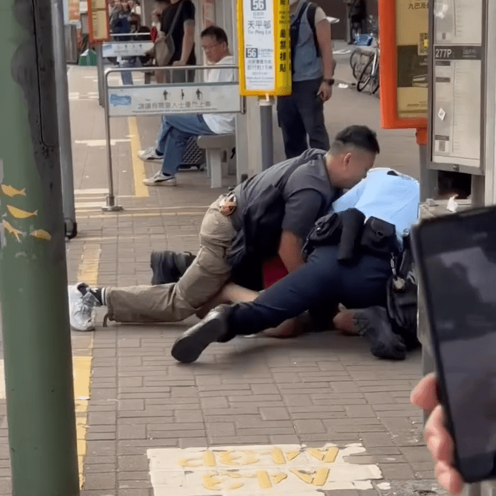 三警合力將賊人按地制服。FB:Ying Ying Fung@車cam L(香港群組) 三警合力將賊人按地制服。FB:Ying Ying Fung@車cam L(香港群組)