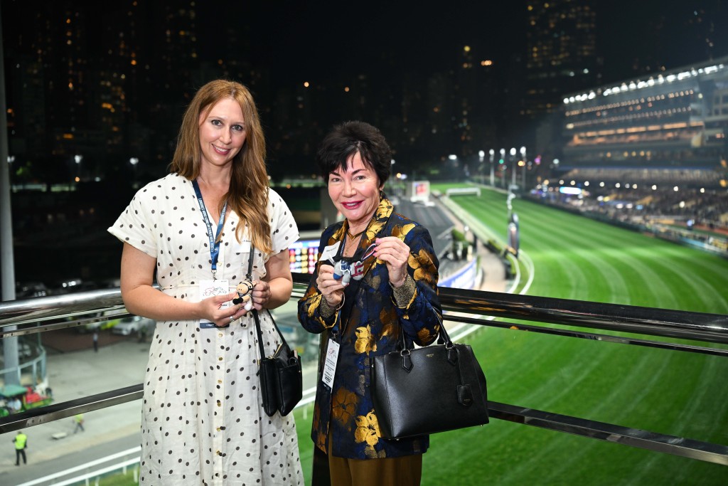 Rikki McDonald(右)和Ashleigh Dowley在澳洲任職馬匹代理,今次來港觀賽及旅遊外,還會尋找商機。 Rikki McDonald(右)和Ashleigh Dowley在澳洲任職馬匹代理,今次來港觀賽及旅遊外,還會尋找商機。