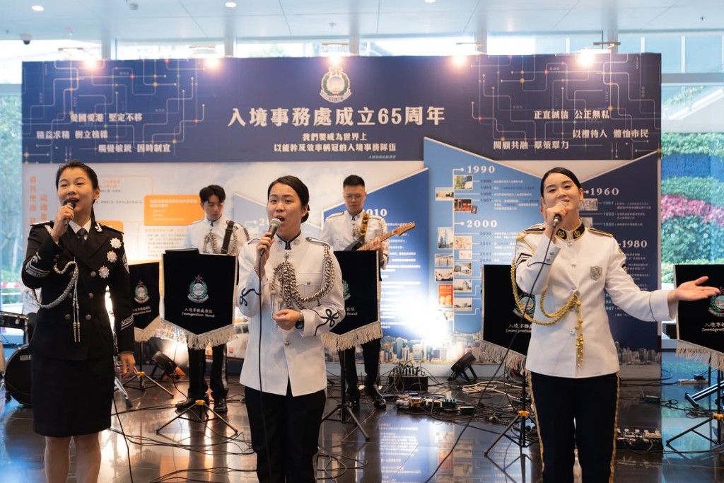 午間快閃音樂表演邀請到珠海出入境邊防檢查總站警官樂隊、澳門治安警察局樂隊,以及鄰舍輔導會長者樂隊,與入境處樂隊攜手演出。 午間快閃音樂表演邀請到珠海出入境邊防檢查總站警官樂隊、澳門治安警察局樂隊,以及鄰舍輔導會長者樂隊,與入境處樂隊攜手演出。