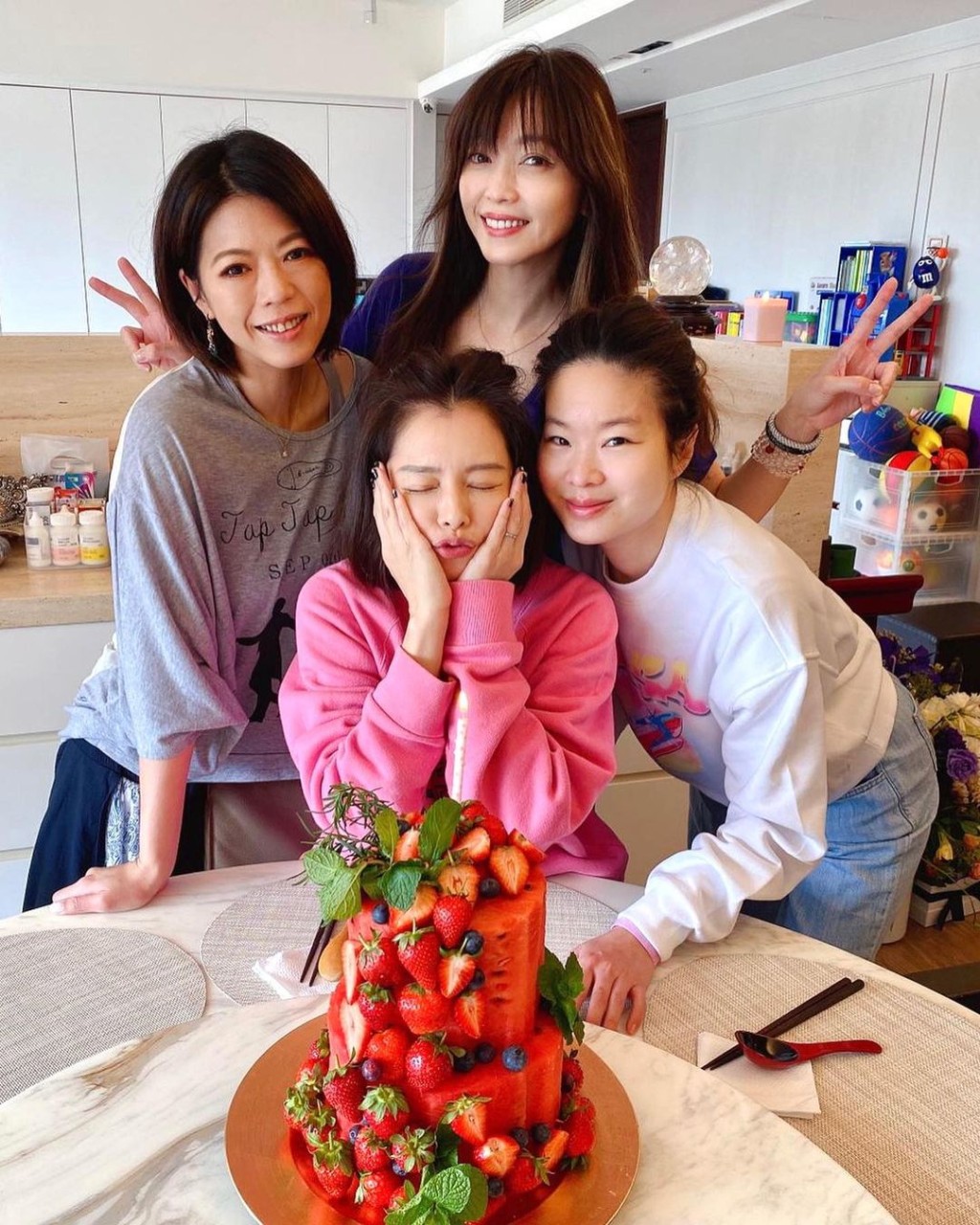 徐若瑄扮鬼臉影相,點睇唔都似46歲。