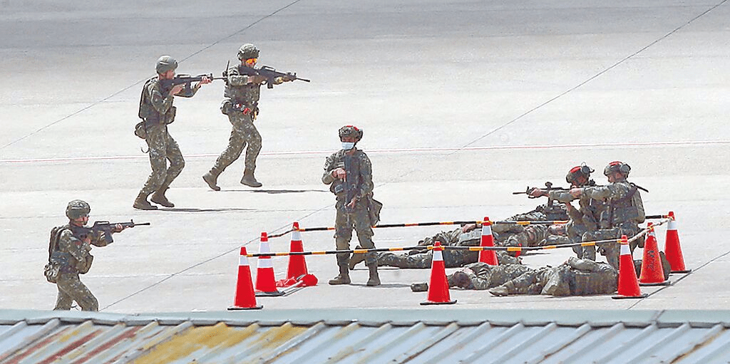 台军汉光演习科目不同以往，大幅增加民间重大基础关键设施防卫推演，图为桃园机场反空降预演。中时
