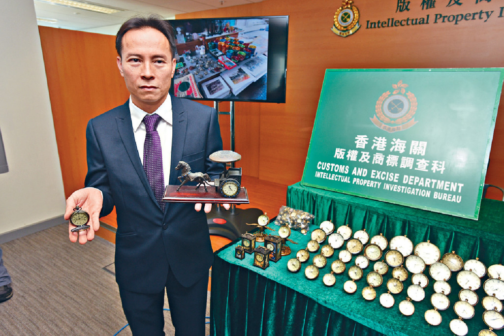 ■方永佳指出，相信檢獲的仿古董錶來自同一內地貨源。