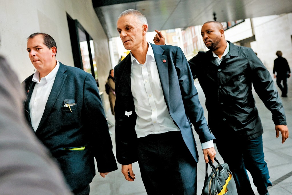 即將卸任的BBC總裁戴維昨日抵達倫敦BBC大樓，其後他向員工發表40分鐘的辭職演說。