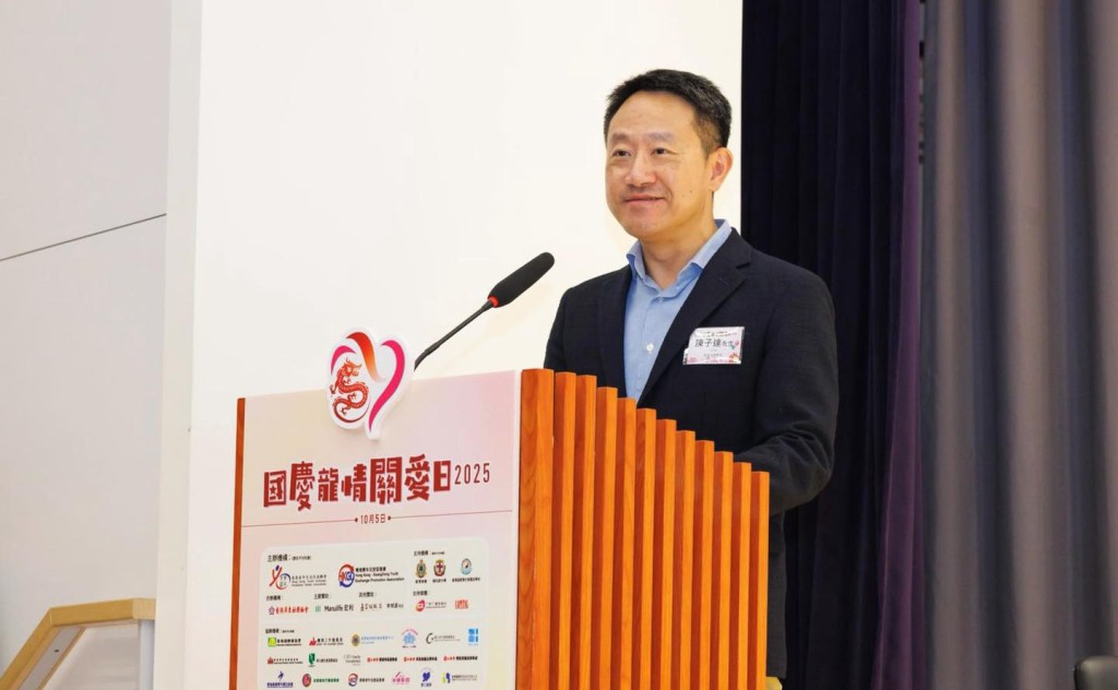 海關關長陳子達今日出席「國慶龍情關愛日2025」並擔任主禮嘉賓，與760位義工向長者送上關懷與祝福。海關FB圖片
