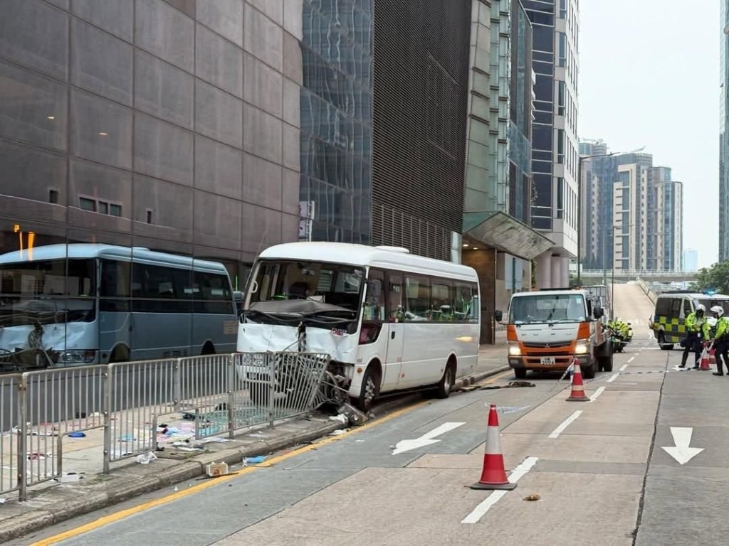 意外後小巴車頭盡毀，現場一片狼藉。FB：車cam L（香港群組）