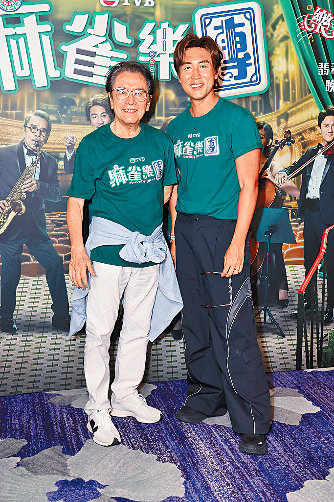 譚俊彥（右）表示好難約到爸爸狄龍同John哥（左）食飯。