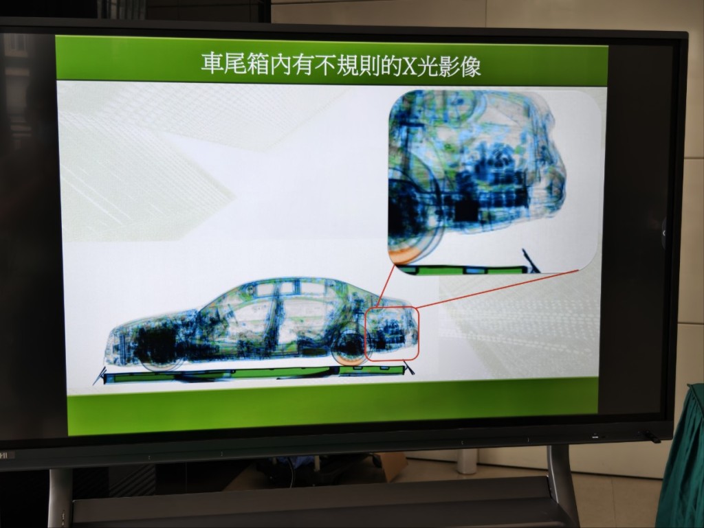 海關發現涉事私家車的車尾箱有裝拆過的痕迹，旁邊亦有兩支裝拆工具。